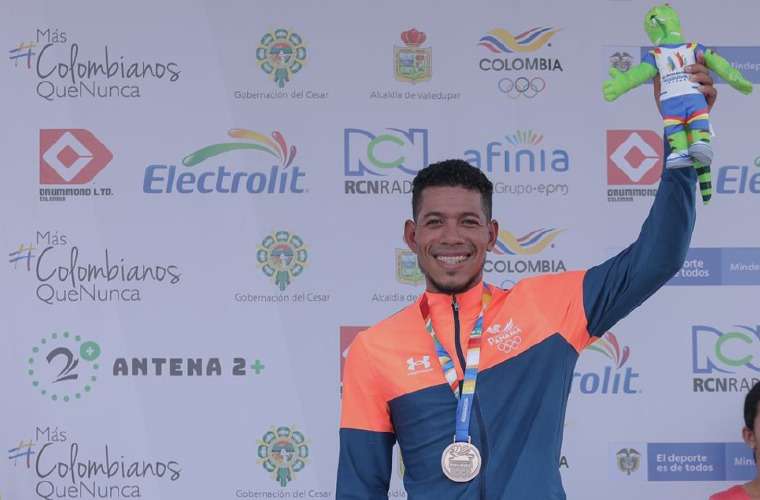 Christofer Jurado con su medalla de bronce alcanzada ayer en el ciclismo de los Juegos Deportivos Bolivarianos. Foto: Cortesía