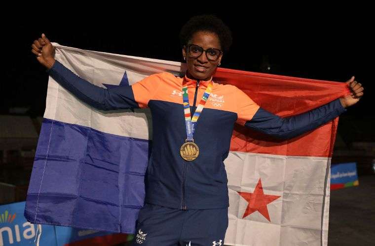 Atheyna Bylon con la medalla de oro lograda en la categoría de los 75 kilogramos del boxeo en los Juegos Bolivarianos. Foto: COP