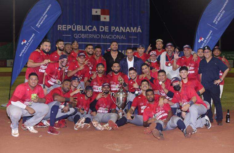 El equipo de Panamá Metro se coronó campeón del béisbol mayor al barrer a Chiriquí en cuatro juegos. Foto: Fedebeis