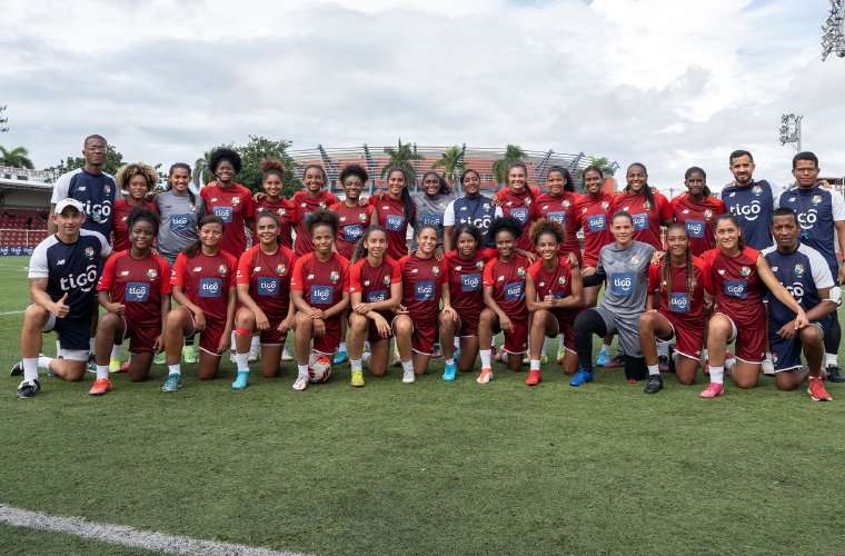 La Selección Mayor Femenina de Fútbol de Panamá con su cuerpo técnico. Foto: Fepafut