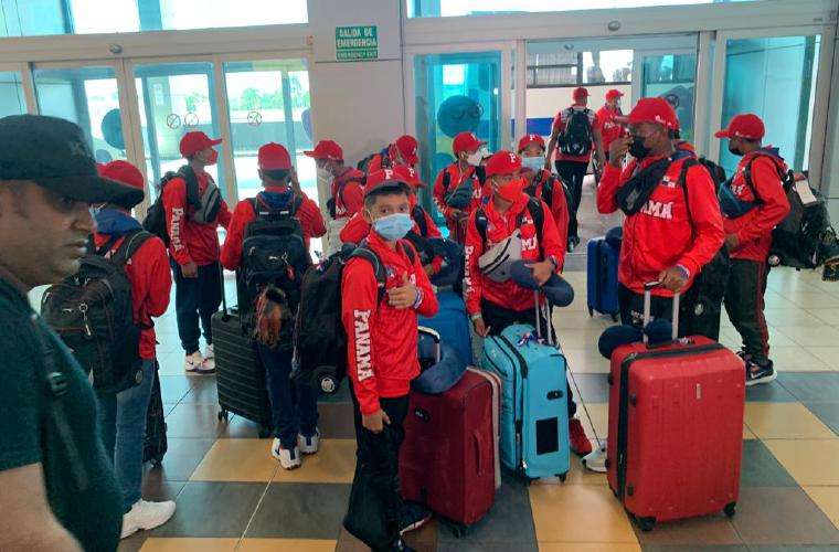 El equipo de Panamá en el aeropuerto de Tocumen previo a su viaje. Foto: Fedebeis