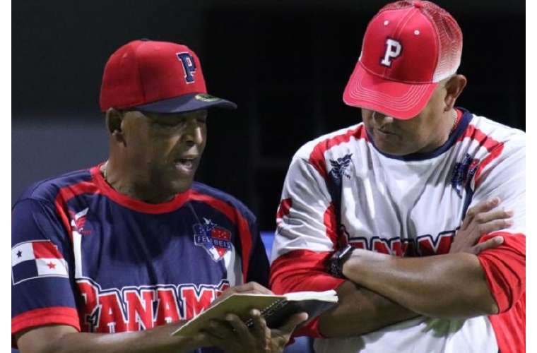 Luis Ortiz (izq.), director técnico de la Selección de Panamá, conversa con el coach de lanzadores del equipo, Julio Rangel. Foto: Fedebeis