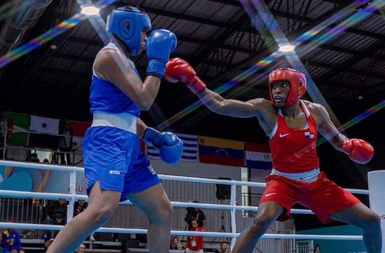 Atheyna Bylon (der.) durante el combate por la medalla de oro de los 75 kilos del boxeo olímpico de los Juegos Suramericanos. Foto: COP