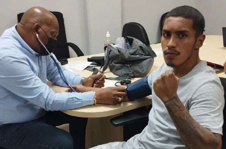 El púgil panameño Orlando Martínez es examinado por el doctor de la Comisión de Boxeo Profesional de Panamá (Comibox), Algis Torres.