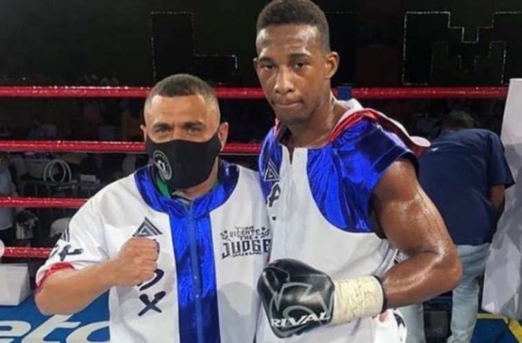 Pablo Vicente (der.), Boxeador del Año 2022 en Panamá junto a su entrenador Julio César Archibold.