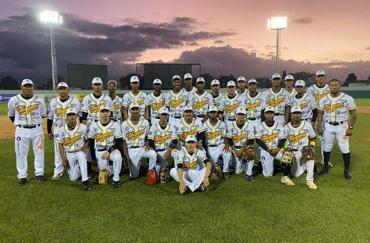 El equipo juvenil de béisbol de Bocas del Toro. Foto: Fedebeis