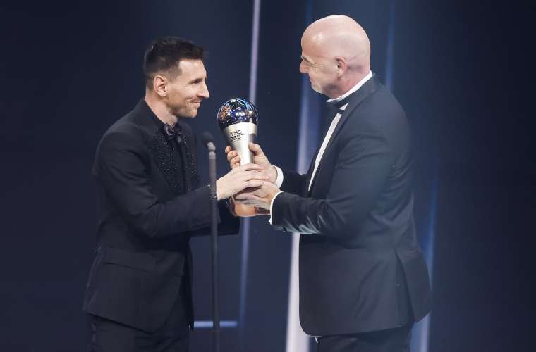Lionel Messi (izq.) recibe el premio The Best de manos del presidente de la FIFA, Gianni Infantino.