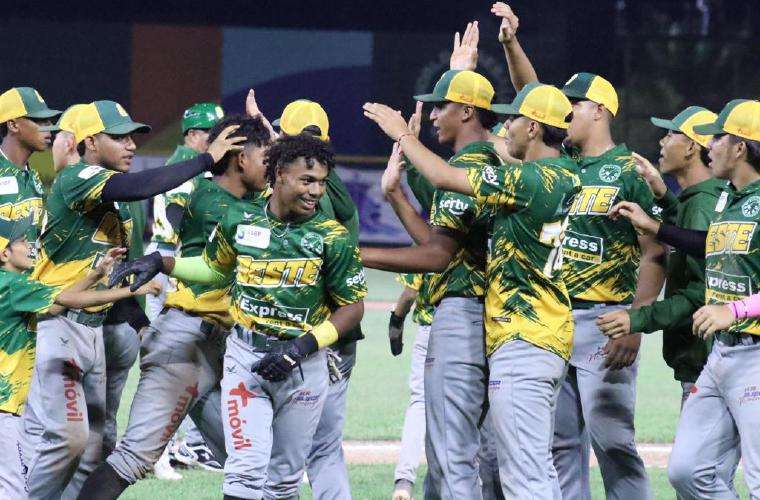 El equipo de Panamá Oeste ha lucido superior hasta el momento en la Serie Final del Campeonato Nacional de Béisbol Juvenil. Foto: Fedebeis