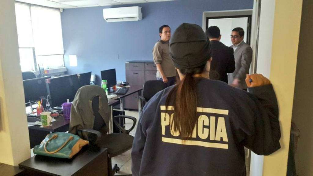 Allanamiento de las oficinas de Mossack Fonseca en El Salvador. | Foto por @PrensaFgr