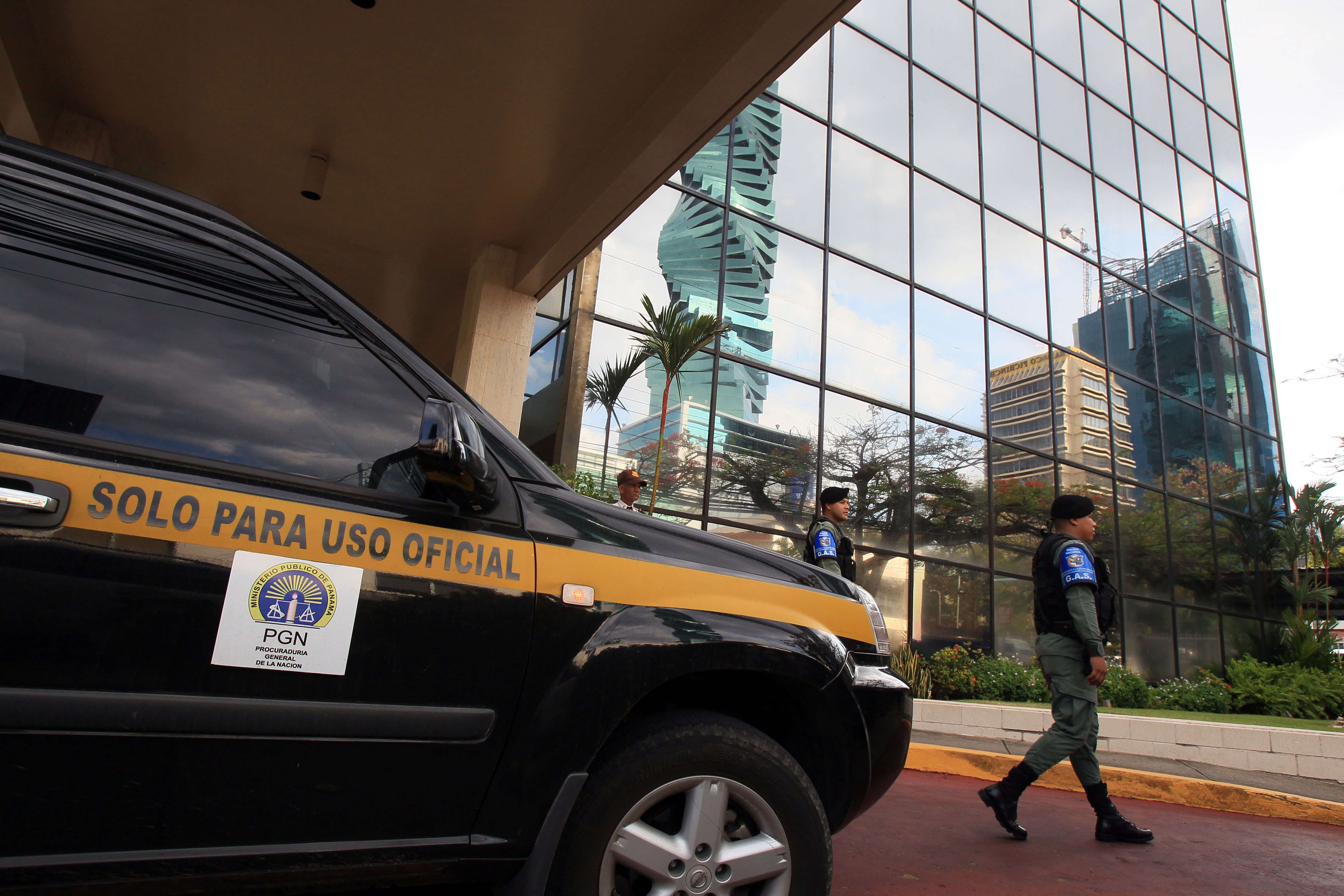 Agentes de policía participan en un allanamiento a la sede central de la firma Mossack Fonseca en Ciudad de Panamá (Panamá).  /  EFE