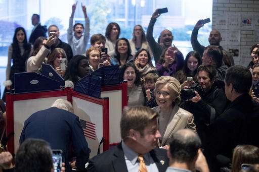 La candidata demócrata a la presidencia, Hillary Clinton, y su ex presidente Bill Clinton, hablan después de votar en Chappaqua, Nueva York, el martes, 8 de noviembre de 2016.   /  Foto: AP 