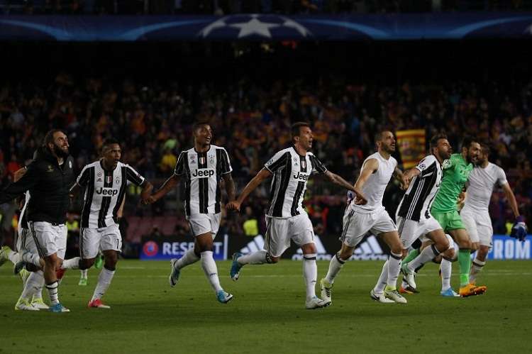 Los jugadores de la Juve celebran con sus aficionados. Foto AFP