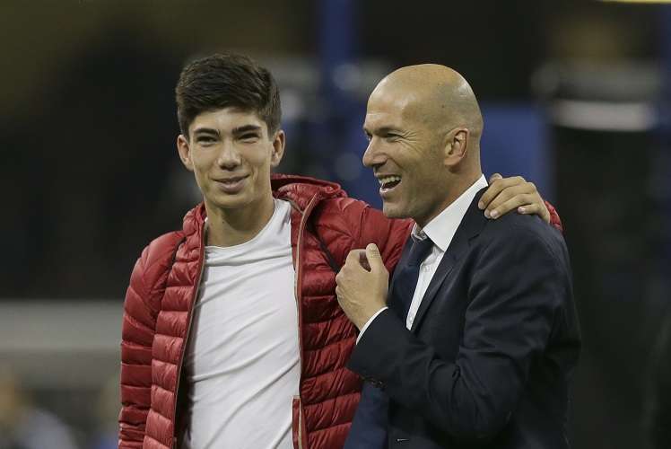 Zidane camina con su hijo Luca. Foto AP