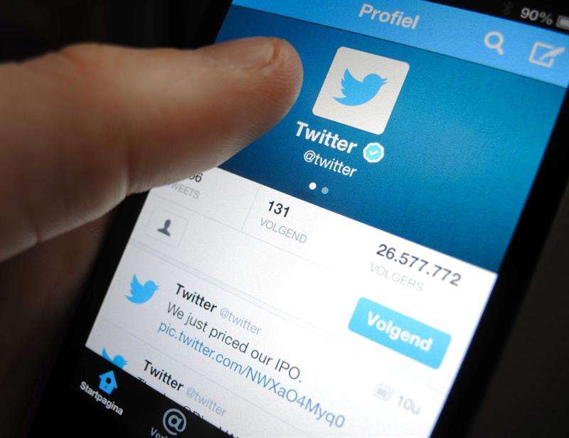 Twitter inicia experimento doblando número de caracteres de sus mensajes Un hombre navega por Twitter con su teléfono móvil. EFE/Archivo Twitter inicia experimento doblando número de caracteres de sus mensajes 