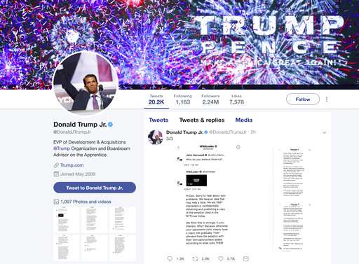 Esta imagen de la cuenta de Twitter de Donald Trump Jr. muestra una serie de mensajes directos que recibió de la cuenta de Twitter detrás del sitio web WikiLeaks.  /  AP