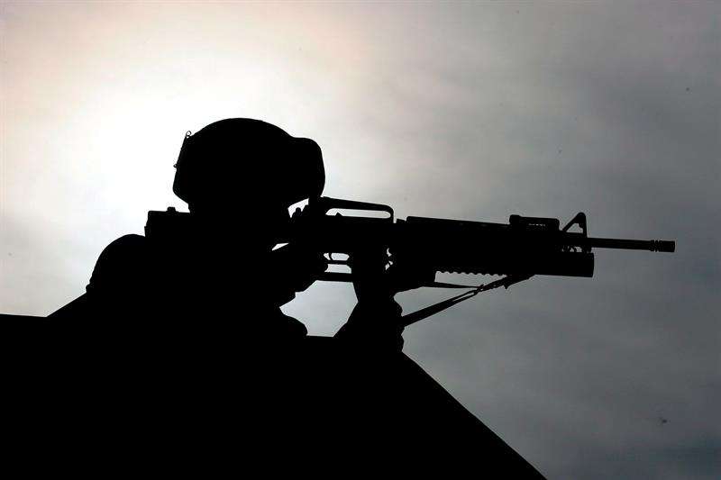 Un soldado apunta con su arma durante unas maniobras militares conjuntas organizadas por los ejércitos de Corea del Sur y Estados Unidos. EFEArchivo