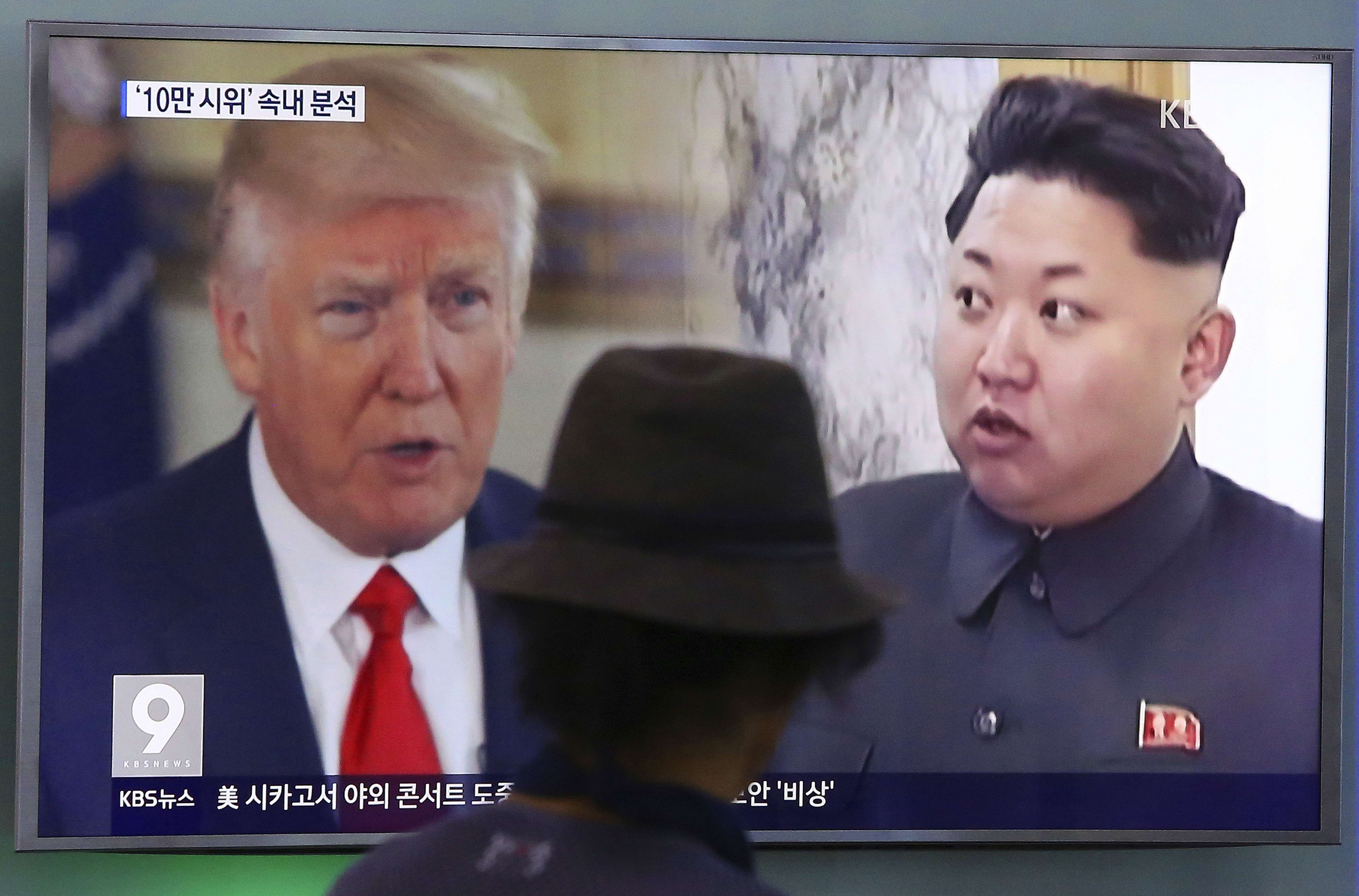 Un hombre mira una pantalla de televisión que muestra al presidente estadounidense Donald Trump y al líder norcoreano Kim Jong Un, a la derecha.  Foto: AP Archivo