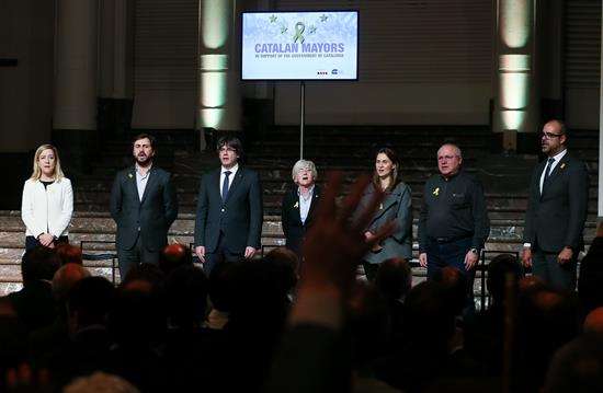 El expresidente de la Generalitat catalana Carles Puigdemont (3i), y los exconsellers Clara Ponsatí (c), Antoni Comín (2i), Mertixell Serret (3d), y Lluís Puig (2d), durante el acto que 200 alcaldes independentistas celebraron en Bruselas. /  EFE