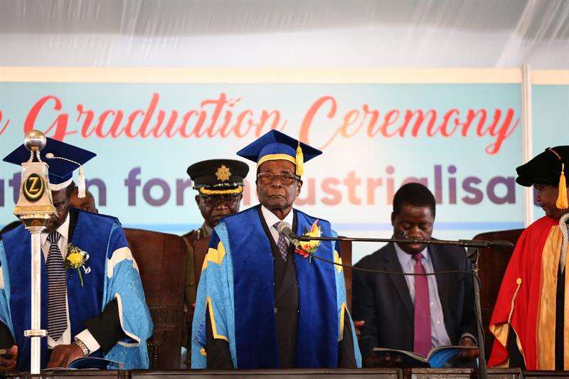 El presidente de Zimbabue, Robert Mugabe (c), preside una graduación en una universidad de Harare (Zimbabue). / EFE