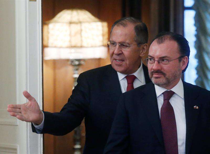 El ministro de Asuntos Exteriores, Sergéi Lavrov (i), da la bienvenida a su homólogo mexicano, Luis Videgaray Caso, antes de su reunión en Moscú, Rusia, hoy 17 de noviembre de 2017. EFE