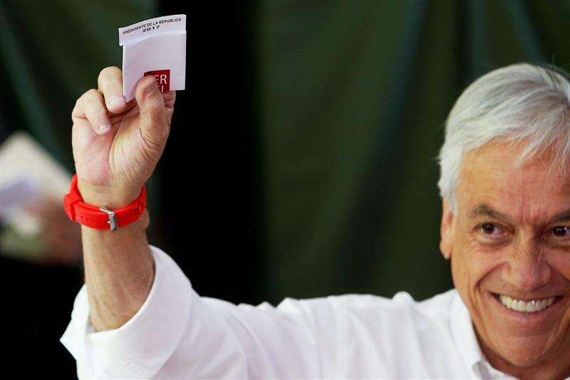El expresidente de Chile y candidato presidencial de la coalición Chile Vamos, Sebastián Piñera, emite su voto hoy, domingo 19 de noviembre de 2017, durante la jornada de elecciones y parlamentarias en Santiago (Chile). EFE