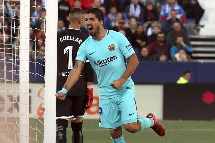 Luis Suárez (d) celebra su segundo gol en el partido ante el Leganés. Foto: EFE