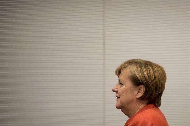 La canciller alemana, Angela Merkel, de la Unión Cristianodemócrata (CDU), a su llegada a una reunión de los grupos parlamentarios en el Bundestag (Parlamento) en Berlín, Alemania, hoy, 20 de noviembre de 2017. EFE