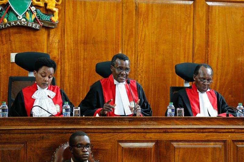 Varios jueces del Tribunal Supremo anuncian la validación del resultado de las elecciones del pasado 26 de octubre, boicoteadas por la oposición, en Nairobi, Kenia. EFE