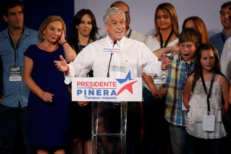 El expresidente de Chile y candidato presidencial de la coalición Chile Vamos, Sebastián Piñera, habla ante simpatizantes en el hotel Crown Plaza, en Santiago (Chile). EFE