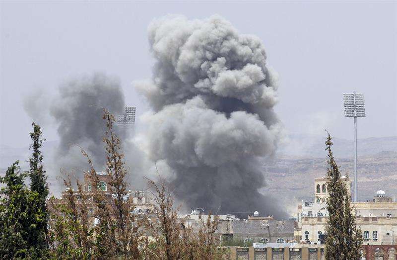 En la imagen, una columna de humo se eleva tras un bombardeo aéreo. EFE/Archivo