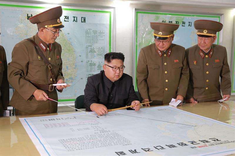 El líder norcoreano Kim Jong Un inspecciona los planes de lanzamiento de misiles hacia la isla de Guam en la Comandancia de las Fuerzas Estratégicas del Ejército Popular de Corea del Norte (KPA) en Pionyang (Corea del Norte) el 14 de agosto 2017. EFE