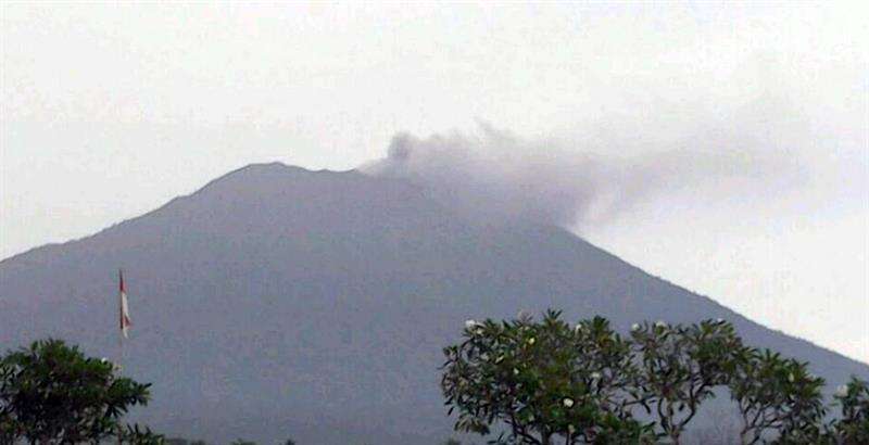 El monte Agung lanza ceniza volcánica en Karangasem, en la isla de Bali (Indonesia). / EFE