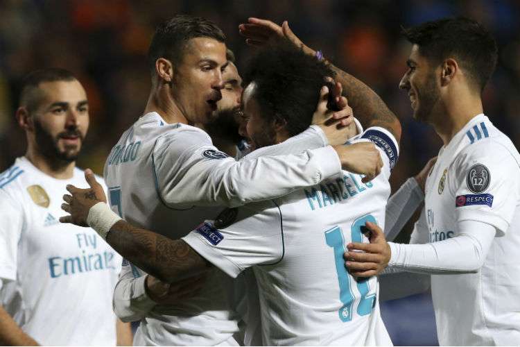 Jugadores del Real Madrid celebran una de las anotaciones. Foto: EFE