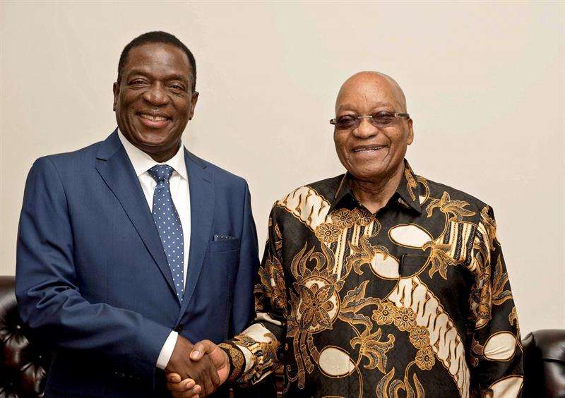 El vicepresidente de Zimbabue, Emmerson Mnangagwa (i), saluda al presidente sudafricano, Jacob Zuma (d), en Pretoria (Sudáfrica) hoy, 22 de noviembre de 2017. EFE