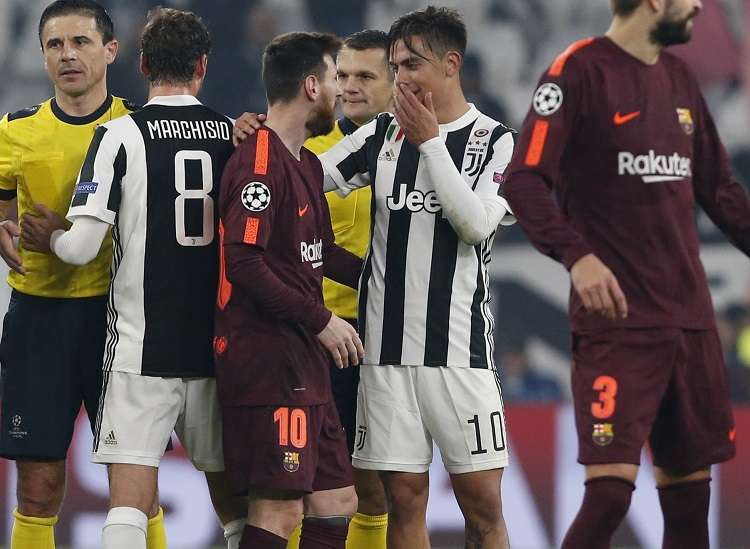 Lionel Messi saluda a Paulo Dybalá al final del encuentro./ Foto AP