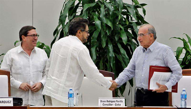 n la imagen, el jefe negociador del Gobierno colombiano, Humberto de la Calle (d) y el segundo jefe de las FARC y líder de los delegados de la guerrilla en La Habana, Luciano Marín (c), alias &quot;Iván Márquez”. EFE/Archivo