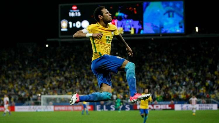 Neymar celebra su anotación con el equipo brasileño. Foto: EFE