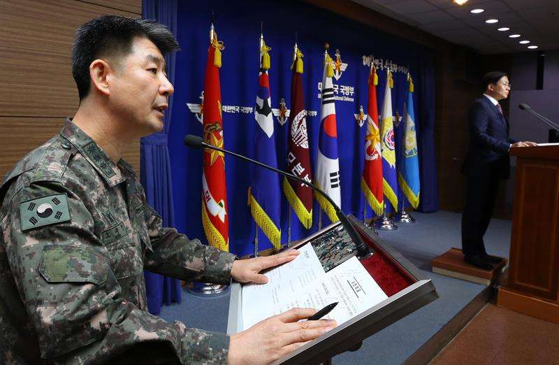 El coronel Roh Jae-cheon, portavoz del Estado Mayor Conjunto, da una rueda de prensa sobre la deserción de un soldado norcoreano en el Ministerio de Defensa en Seúl (Corea del Sur). EFEArchivo