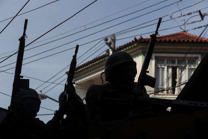 Agentes de la policía y las fuerzas armadas brasileñas durante un operativo en Río de Janeiro (Brasil). EFE/Archivo