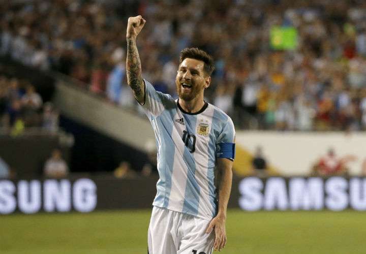 Lionel Messi perforó las redes en tres ocasiones, en el triunfo de Argentina 3-1 sobre Ecuador, en el último partido de la eliminatoria de la Conmebol. Foto EFE
