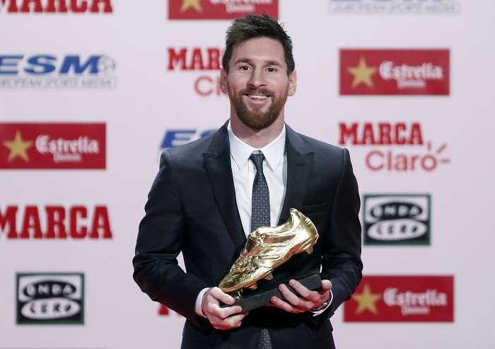 Lionel Messi, posa tras recibir la Bota de Oro por la temporada 2016-2017: Foto: EFE