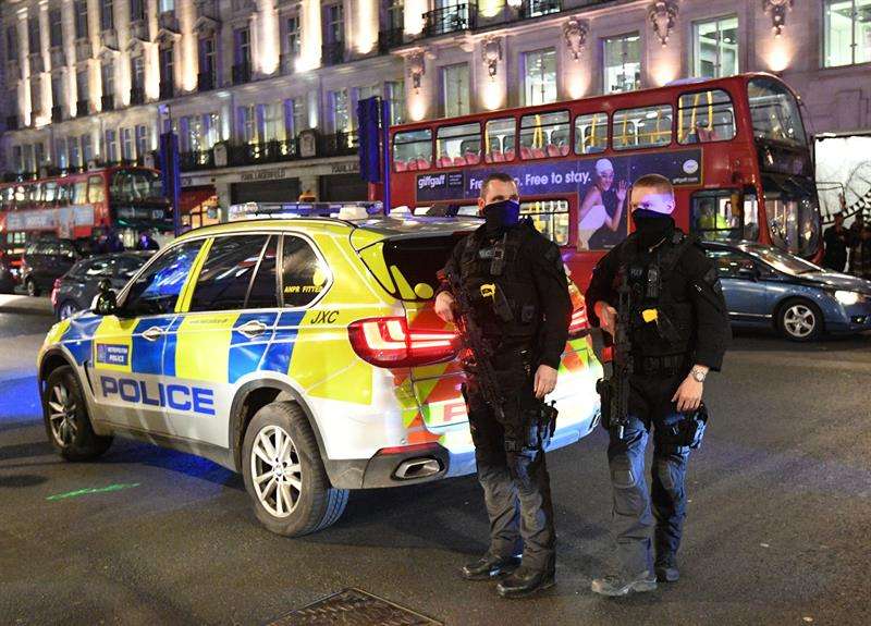 Varios policías vigilan la zona próxima a la estación de metro de Oxford Circus, en el centro de Londres (Reino Unido) hoy, 24 de noviembre de 2017. EFE