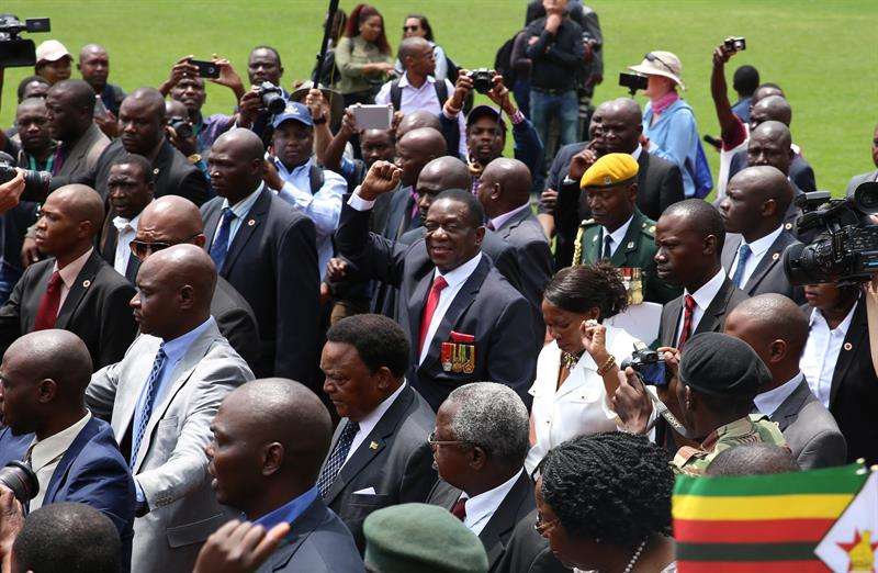  El presidente provisional de Zimbabue, Emmerson Mnangagwa (C), saluda a su llegada a la ceremonia de juramento oficial en el estadio nacional de deportes en Harare (Zimbabue). /  EFE