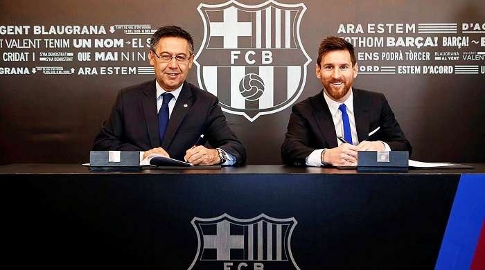 Josep Maria Bartomeu y Messi durante la firma del contrato/ AP