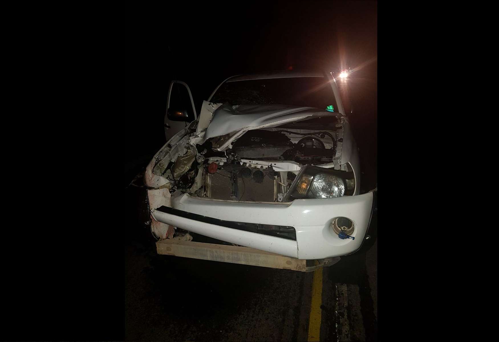 El vehículo involucrado en el suceso quedó con la parte frontal destruida.  /  Foto: @RetenChiriqui 