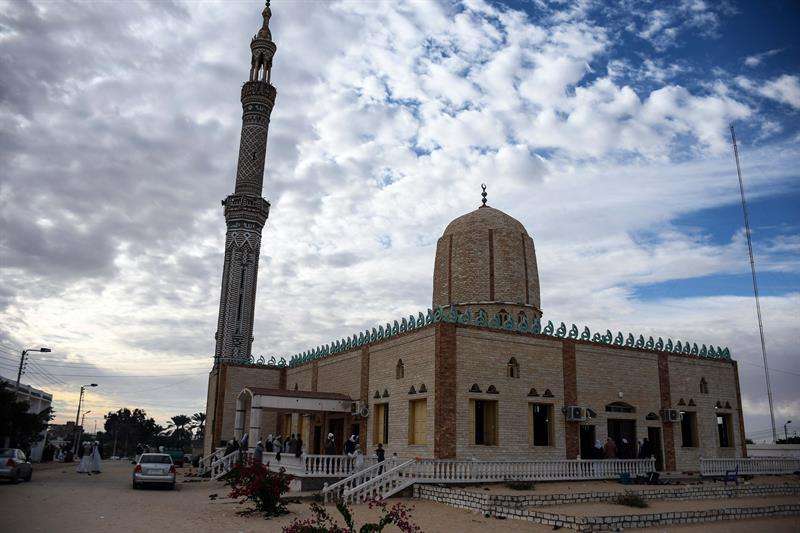 Una vista exterior de la mezquita Al-Rawda un día después de que la mezquita fue atacada en la ciudad norteña de Arish, Península del Sinaí, Egipto, el 25 de noviembre de 2017. EFE