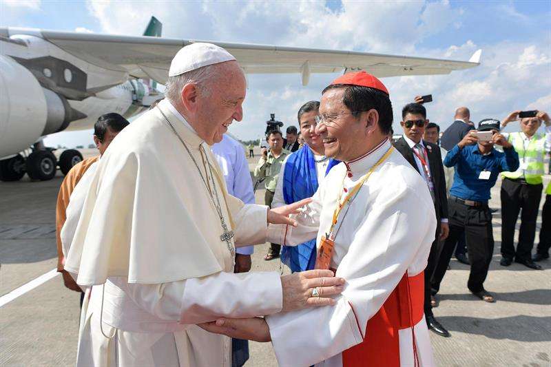El arzobispo de Rangún, Charles Maung Bo (d), recibe al papa Francisco (i) a su llegada al aeropuerto internacional de Rangún (Birmania). EFE