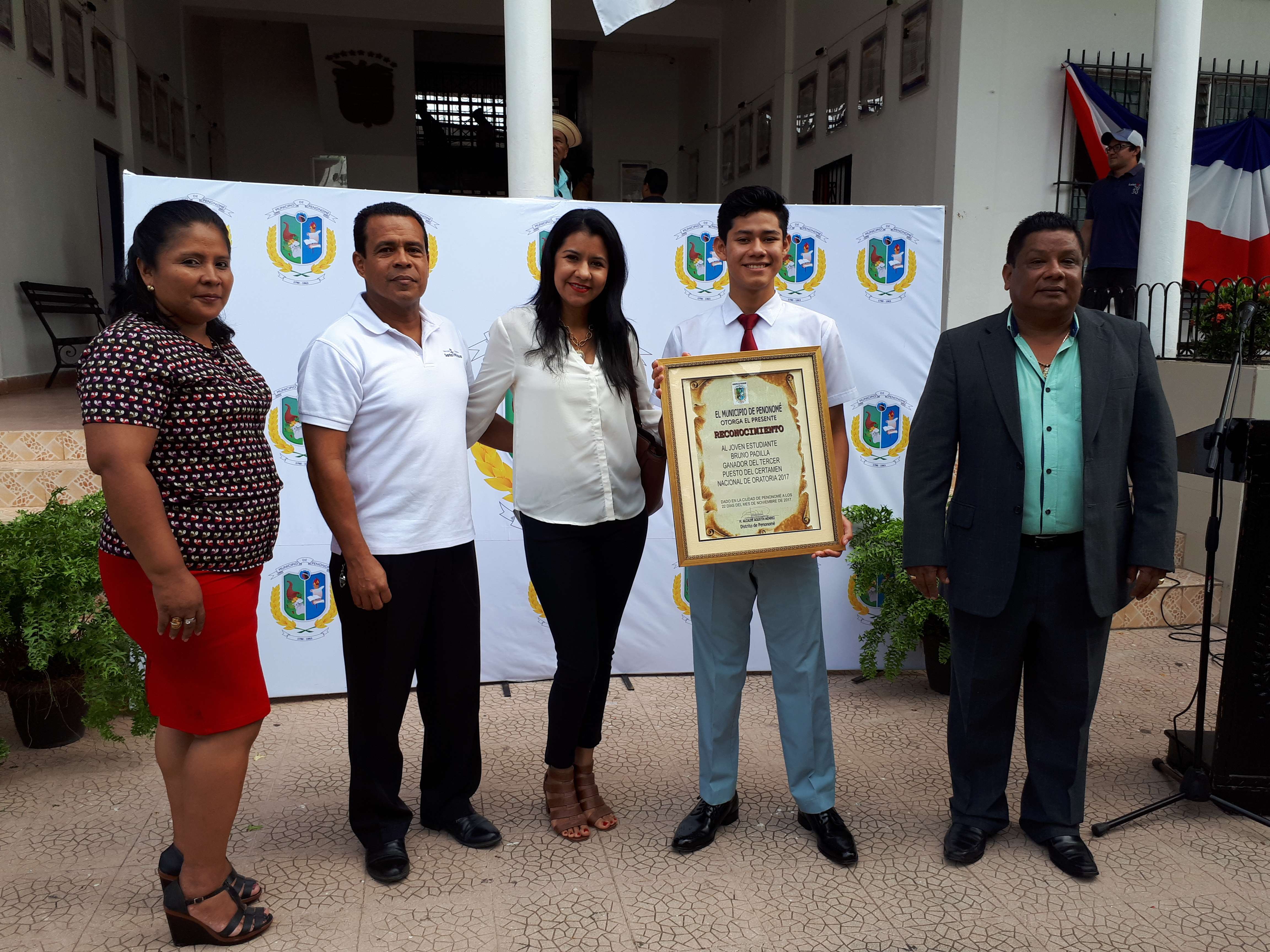 Bruno Padilla, estudiante que logró el  tercer lugar en Concurso de Oratoria, su familia y el alcalde de Penonomé