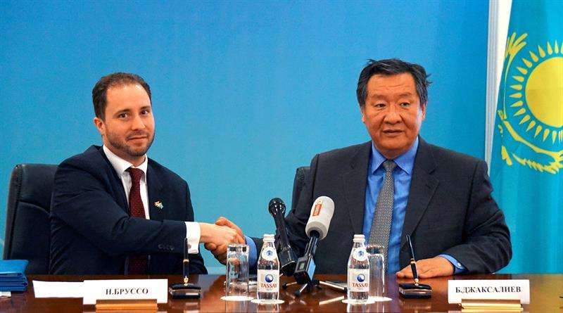  viceministro de Energía kazajo, Bakhytzhan Dzhaksaliyev (d), y el embajador canadiense en Kazajistán, Nicholas Brousseau (i) tras la firma del Memorando de Entendimiento para el fortalecimiento del Tratado de Prohibición de Ensayos Nucleares en Astaná.