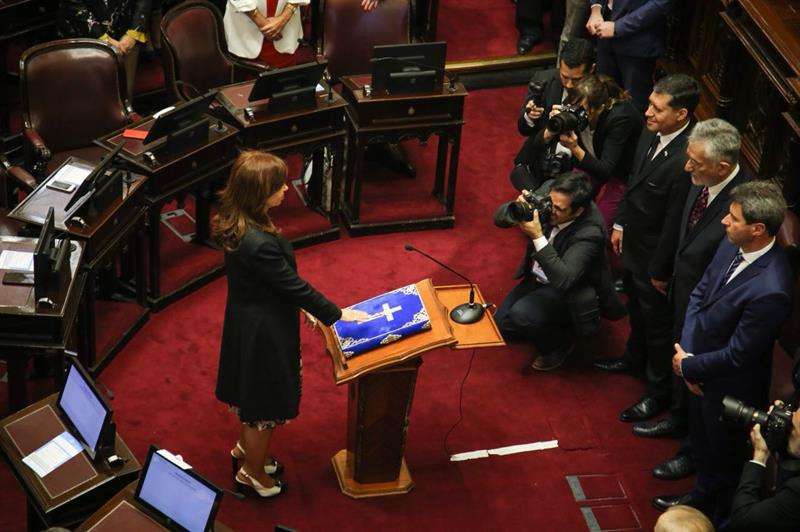  la expresidenta de Argentina Cristina Fernández de Kirchner (2007-2015) juró hoy, miércoles 29 de noviembre de 2017, su cargo como senadora nacional en la sesión especial en la que también lo hacen los otros 23 senadores que resultaron electos en las ele